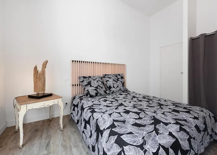 Bright Spacious Well-equipped قرقشونه