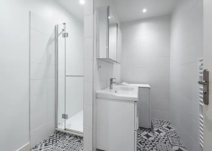 Bright Spacious Well-equipped شقة *